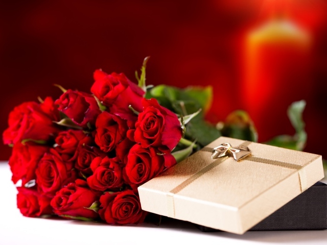 Большой букет красных роз с подарком