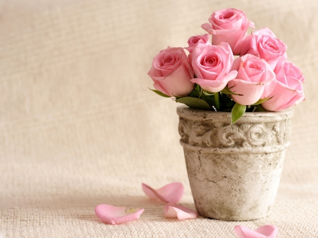 Букет розовых роз в глиняной вазе