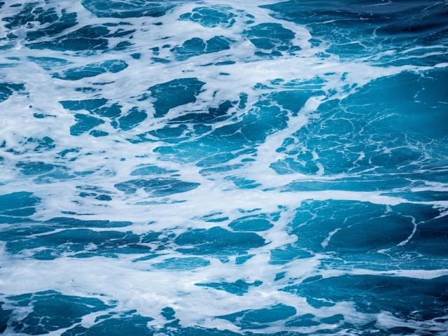 Голубая морская вода с белой пеной