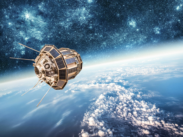 Спутник бороздит просторы бескрайнего космоса 