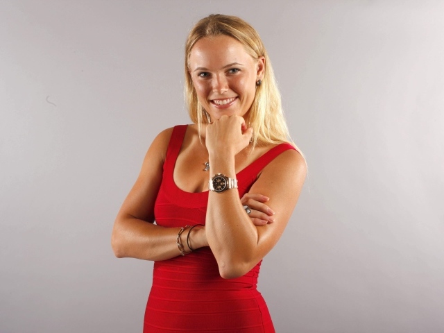 Красивая девушка в красном, датская теннисистка Каролина Возняцки