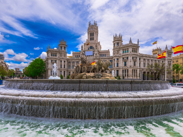 Большой фонтан на площади, Мадрид. Испания