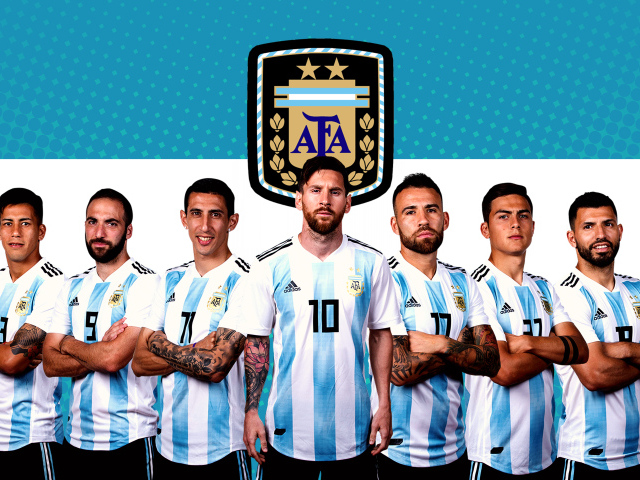 Сборная Аргентины по футболу на фоне флага