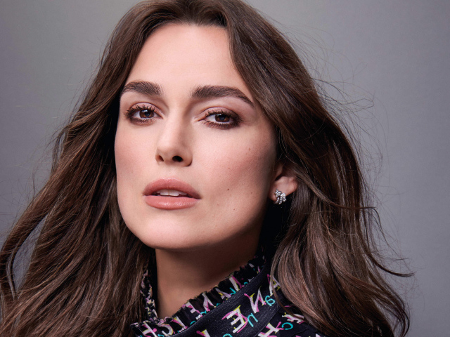 Красивая шатенка, актриса Кира Найтли лицо крупным планом