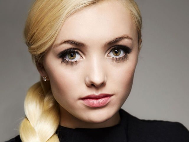 Блондинка с большими глазами, актриса Пейтон Рой Лист лицо крупным планом