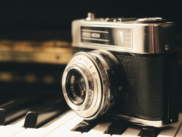 Old camera Zeiss Ikon is on the piano keys