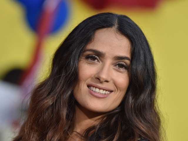 Улыбающаяся кареглазая женщина, актриса Сальма Хайек 