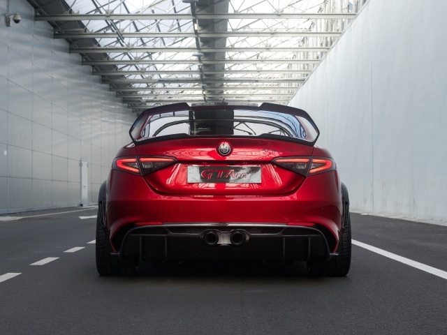 Красный автомобиль Alfa Romeo Giulia GTAm 2020 года вид сзади