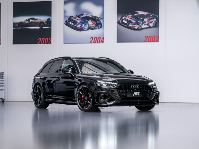 Черный автомобиль Audi RS 4 Avant 2020 года 