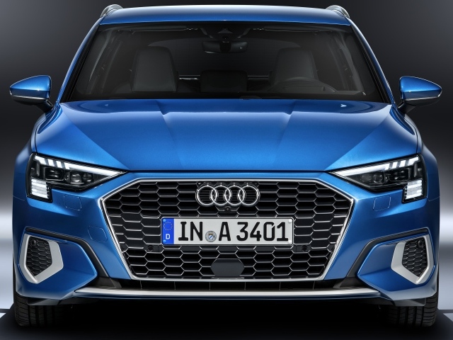 Синий автомобиль Audi A3 Sportback 35 TFSI 2020 года на сером фоне