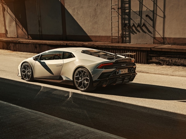 Автомобиль  Lamborghini Huracan EVO 2020 года в лучах солнца 