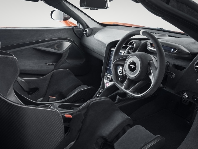 Черный кожаный салон автомобиля McLaren 765LT 2020 года