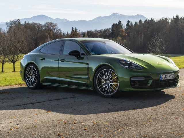 Зеленый автомобиль Porsche Panamera 4S 2021 года