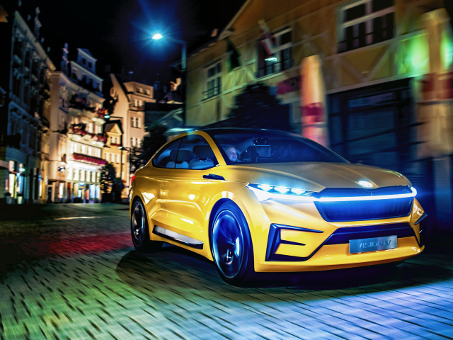 Желтый автомобиль Skoda Vision IV 2019 года на улице города