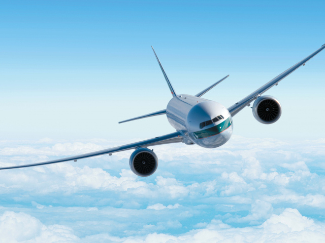 Пассажирский Аэробус а380 летит над облаками
