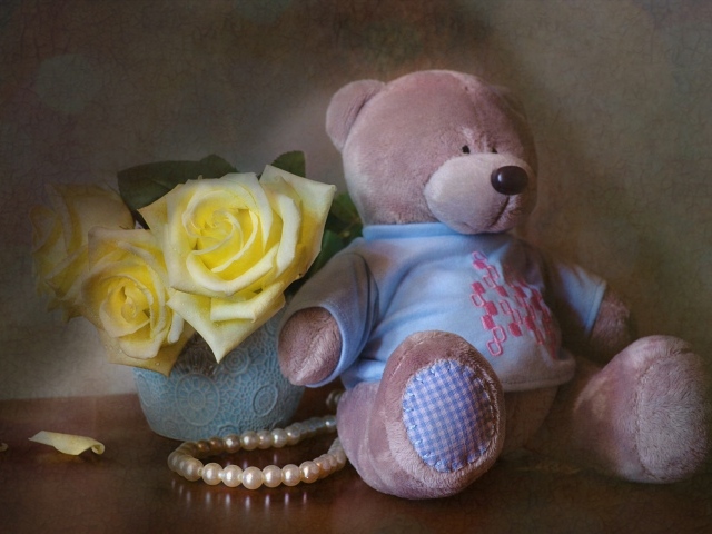 Большой плюшевый медведь с букетом желтых роз 