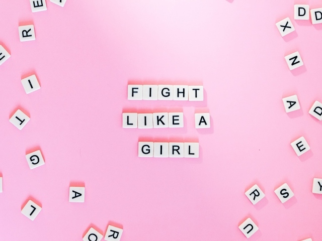 Кубики с надписью Fight like a Girl на розовом фоне