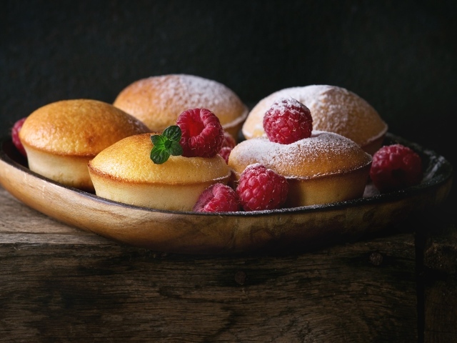 Аппетитные кексы с ягодами малины и сахарной пудрой 