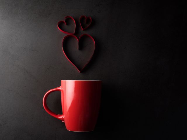 Красная чашка на сером фоне с сердечками
