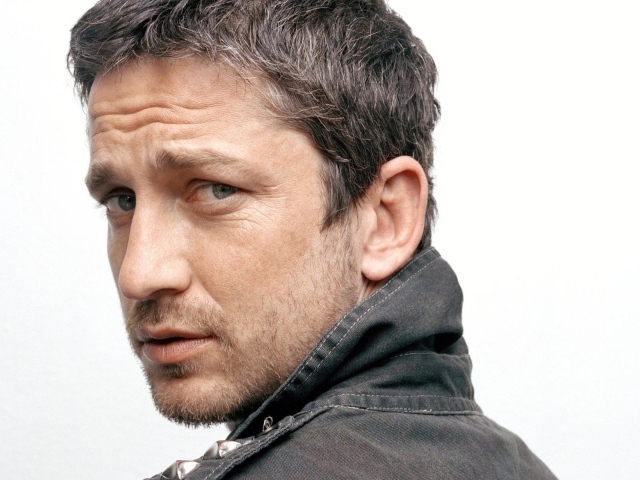 Актер Джерард Батлер крупным планом на белом фоне