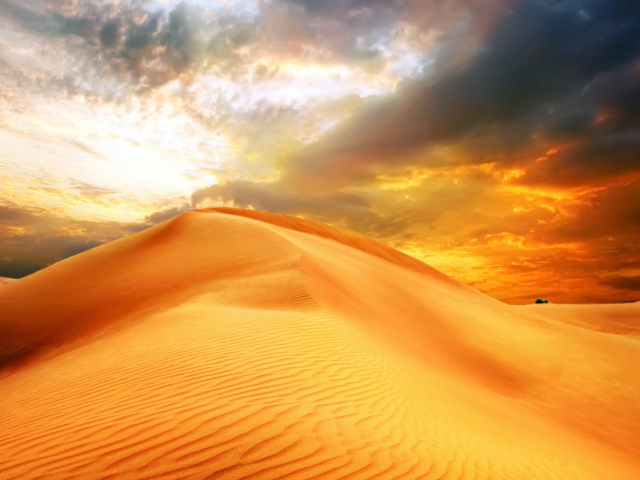 Закат солнце над барханом в пустыне 