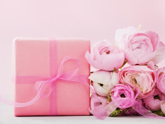 Розовые лютики с подарком на розовом фоне 