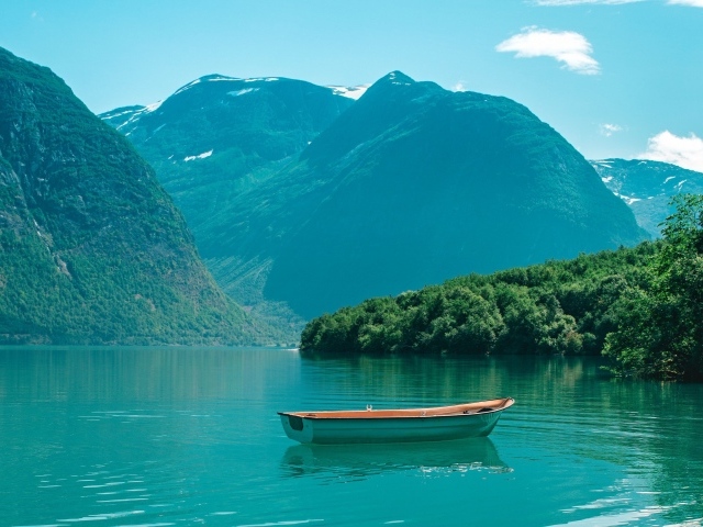 Лодка в воде озера в горах 