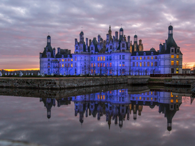 Замок Шамбор отражается в воде в сумерках, Франция