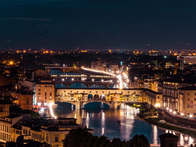 Красивая ночная река у города, Флоренция. Италия