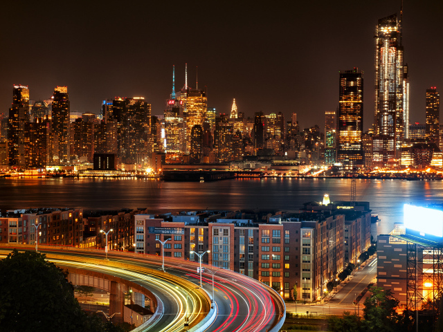 Вид на ночные небоскребы города Нью-Йорк у залива 