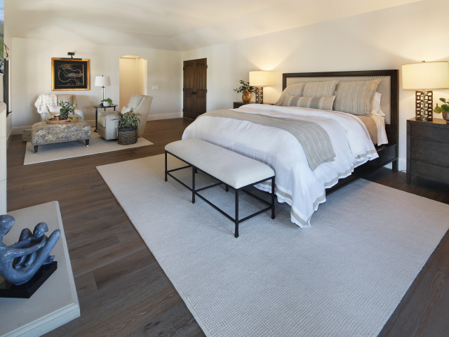 Большая светлая спальня с кроватью и мебелью