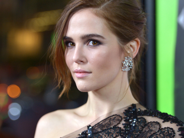 Стильная кареглазая девушка, актриса Зои Дойч в черном платье