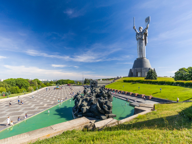 Вид на памятник Родина Мать под голубым небом, Киев, Украина