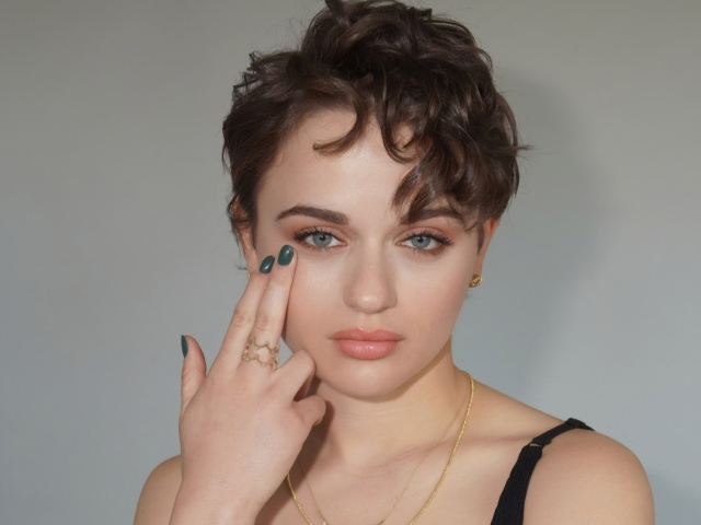 Beautiful Short Haired Girl Actress Joey King Wallpapers And