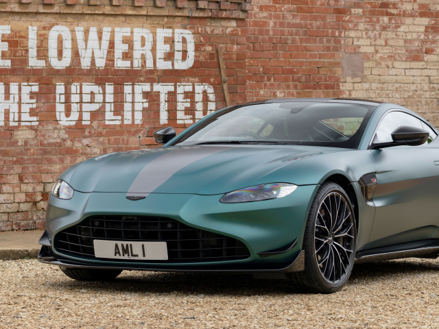 Автомобиль Aston Martin Vantage F1 Edition 2021 года у стены