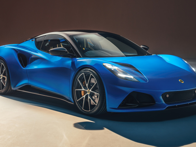 Голубой автомобиль Lotus Emira First Edition 2021 года