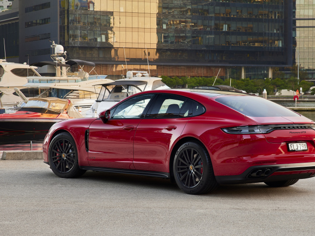 Красный автомобиль Porsche Panamera GTS 2021 года вид сзади