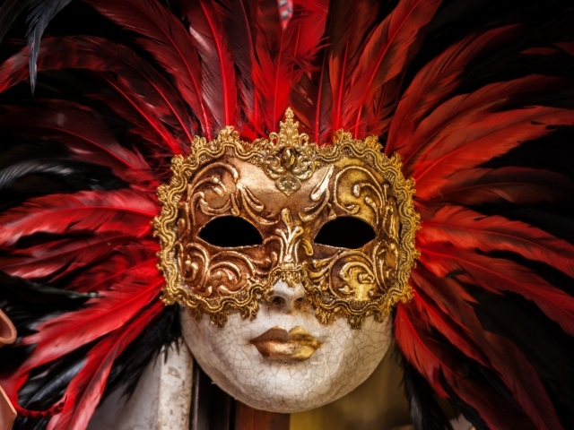 Красивая венецианская маска с перьями 