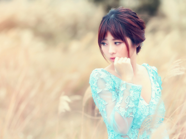 Милая девушка азиатка в голубом платье 