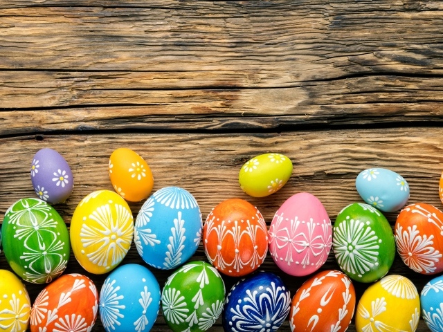 Разноцветные яркие яйца с орнаментом на Пасху 