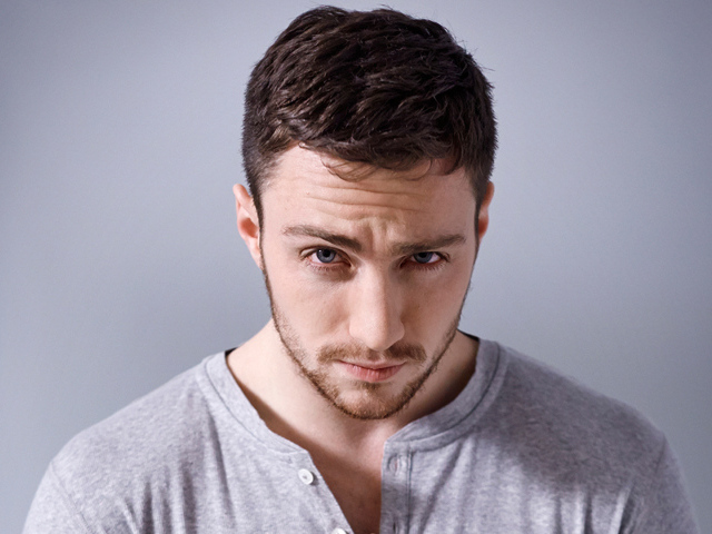 Молодой голубоглазый мужчина на сером фоне