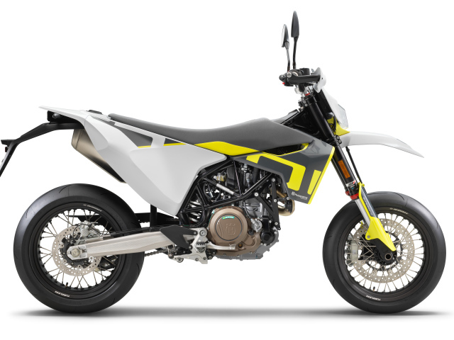 Гоночный мотоцикл Husqvarna 701 Supermoto, 2021 года на белом фоне