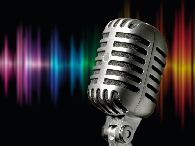 Серебряный микрофон Shure 55s  на ярком фоне