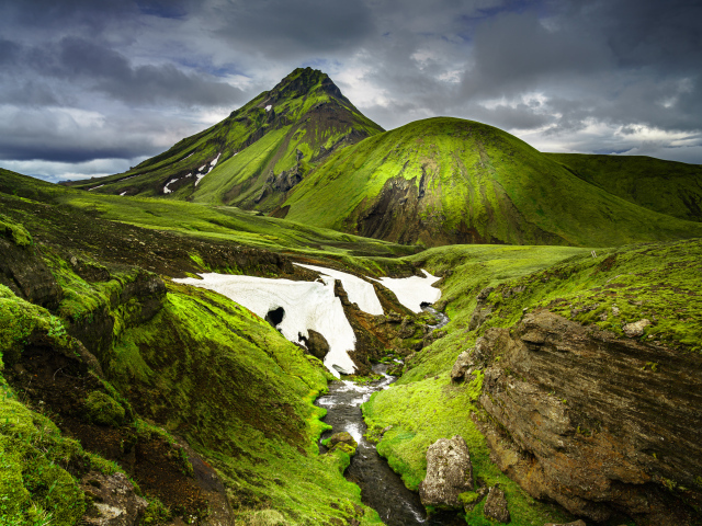 Покрытые зеленью горы в Исландии