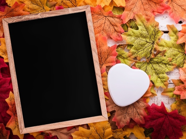 Рамка для фото на опавших листьях с белым сердцем