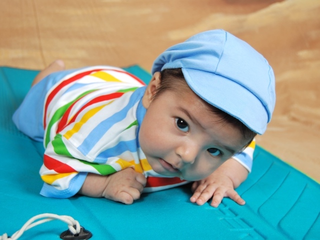 Маленький мальчик с голубой кепке 