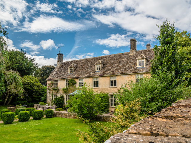 Красивый дом под голубым небом,Англия