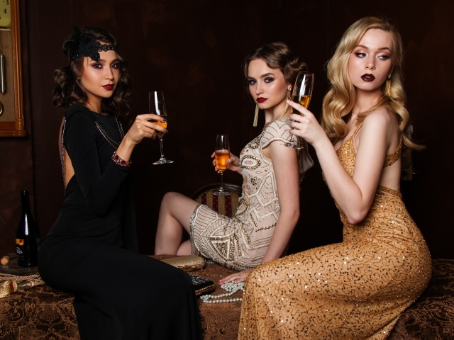 Три красивые девушки в вечерних платьях 