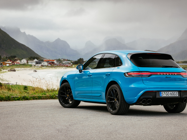 Голубой автомобиль Porsche Macan 2021 года вид сзади
