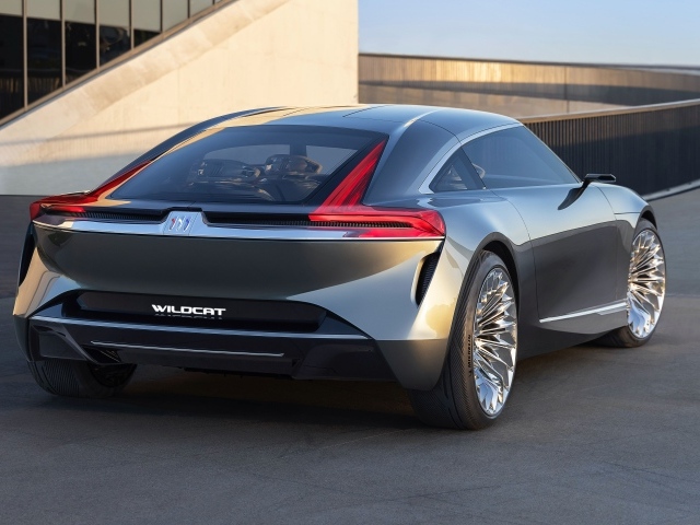Серебристый Buick Wildcat EV Concept 2022 года вид сзади
